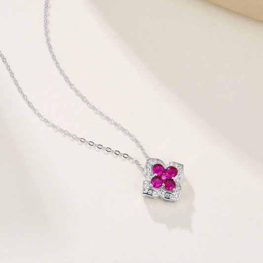 Collar de trébol con rubí de laboratorio y plata de ley